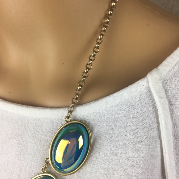 Coldwater Creek green opalescent necklace. - Picture 7 of 8